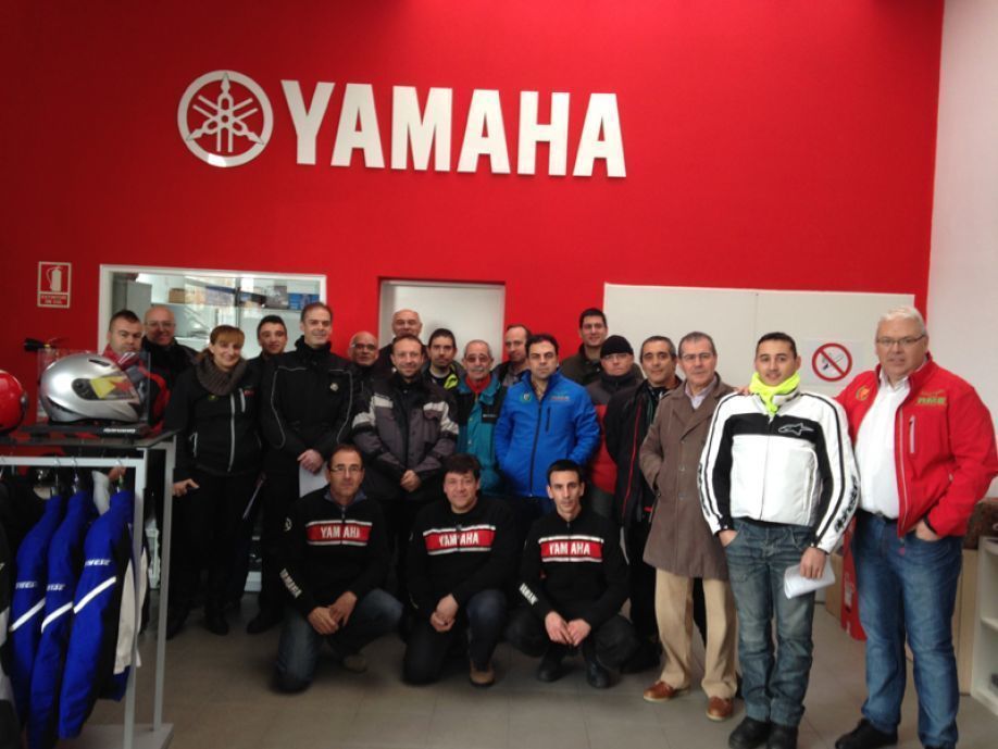 Asistentes al taller de mantenimiento de motocicletas.