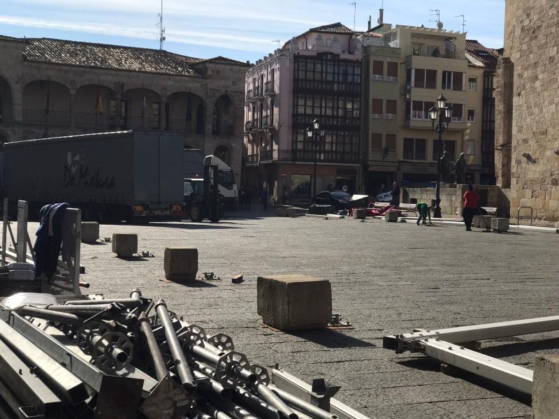 La Plaza Mayor ya se prepara para los carnavales con el establecimiento de la carpa