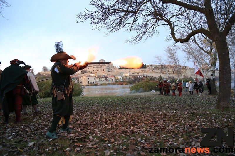 Cientos de zamoranos acuden a la primera llamada de los Tercios en la playa de Pelambres de Zamora