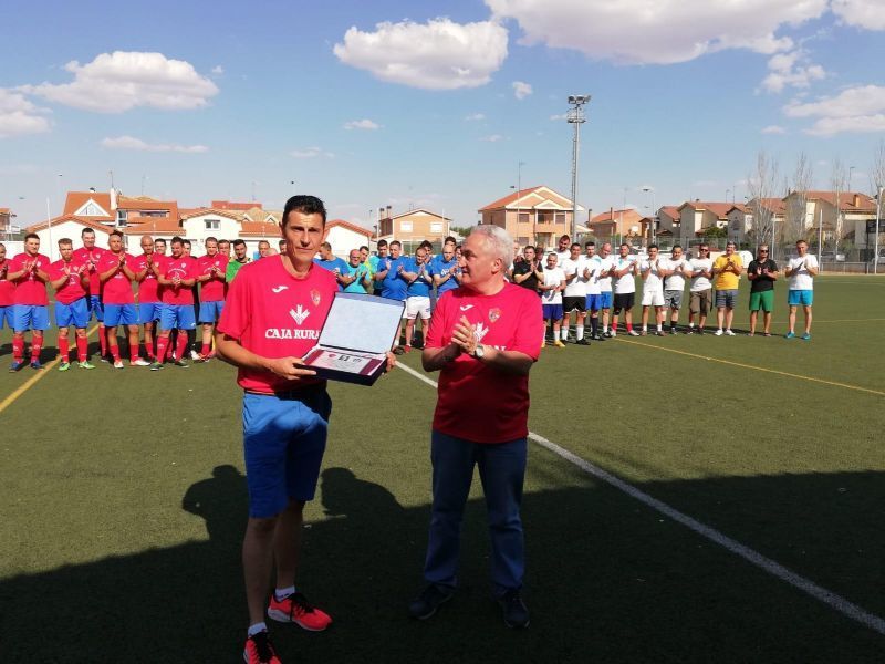 El mundo del fútbol de Benavente homenajea en un triangular balompédico a Ángel Rivera un comprometido con el deporte y con el fútbol en especial