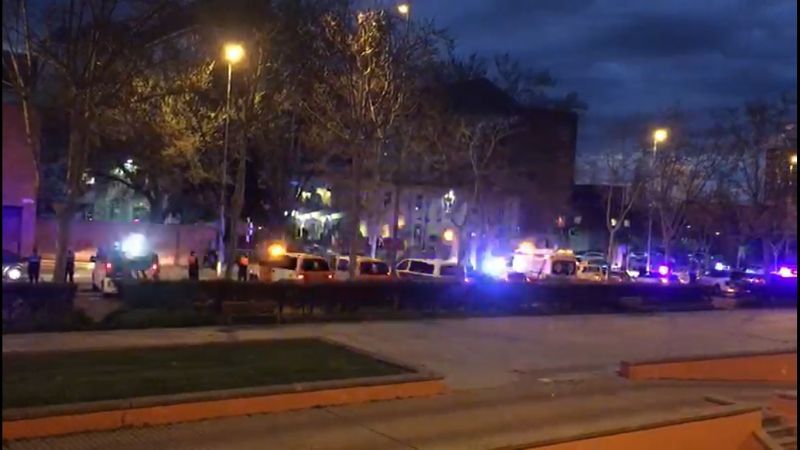 Las Fuerzas y Cuerpos de Seguridad rinden su homenaje más emotivo al personal sanitario