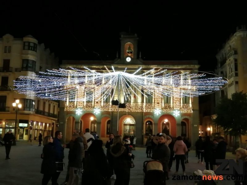 El centro y el casco antiguo de Zamora ya se visten de luz para encaminar la Navidad