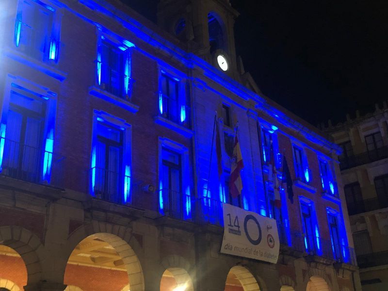 La fachada del Ayuntamiento se tiñe de azul por el Día Mundial de la Diabetes