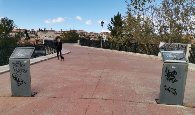 Se llevan los carteles informativos del Puente de Piedra, quedan las pintadas