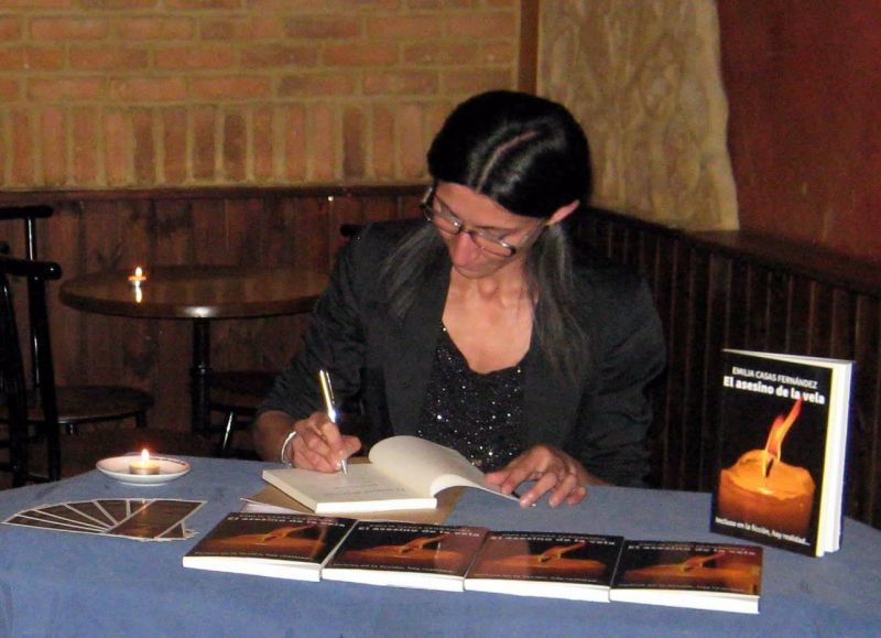 Literatura zamorana en Italia, Emilia Casas presenta su novela "El asesino de la vela" en el Shake Café de Florencia