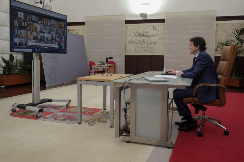 Mañueco anuncia que Castilla y León solicitará la gestión del ingreso mínimo vital y reivindica la igualdad entre todas las comunidades autónomas en esta negociación