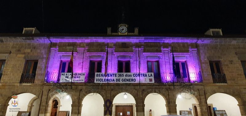 El Ayuntamiento de Benavente se suma a la solidaridad "morada" por el 25-N