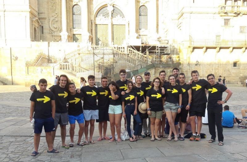 El grupo de zamoranos posaba ayer ante la Catedral de Santiago de Compostela