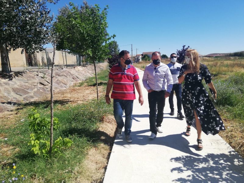 El presidente de la Diputación se compromete a estudiar el arreglo del camino que une Benegiles con Torres del Carrizal