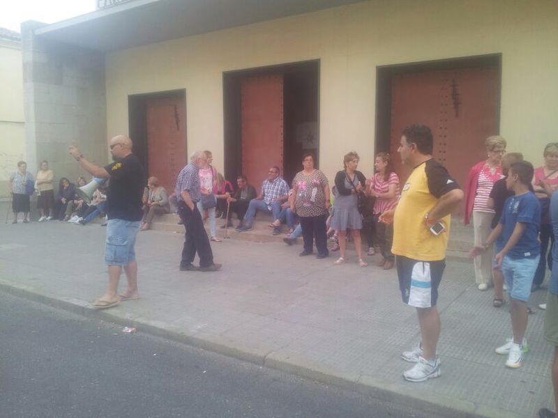 Vecinos a la puerta de la iglesia de San José Obrero.