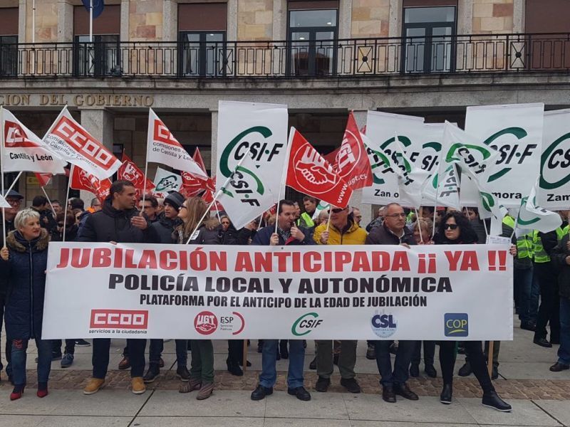 Los policías locales de Zamora se concentran para urgir la jubilación anticipada