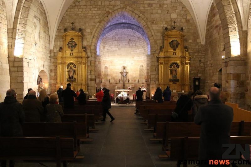 El Yacente celebra la tradicional eucaristía de arranque de la Navidad ante un aforo reducido por el Covid