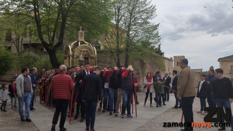 Ajetreo matutino en la Catedral ante las previsiones de AEMET en este Miércoles Santo de Silencio y de Capas Pardas