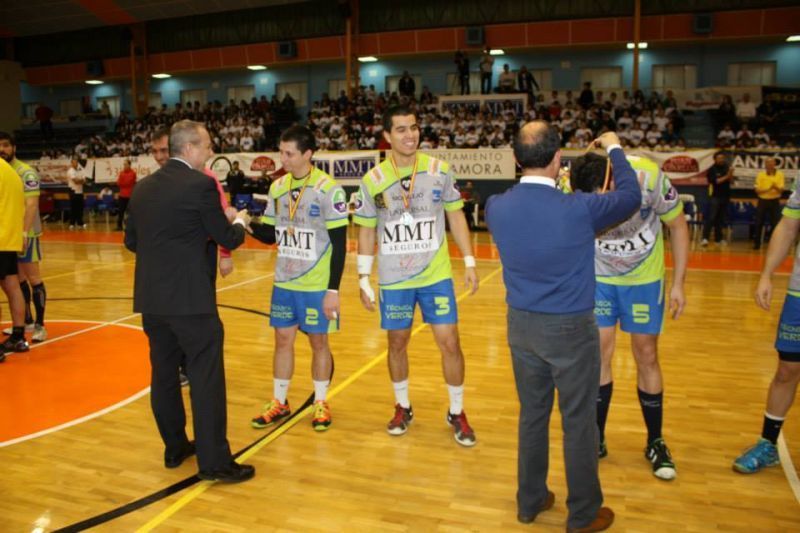 Reyes y Ceballos en el Ángel Nieto junto al presidente de la Real Federación de Balonmano