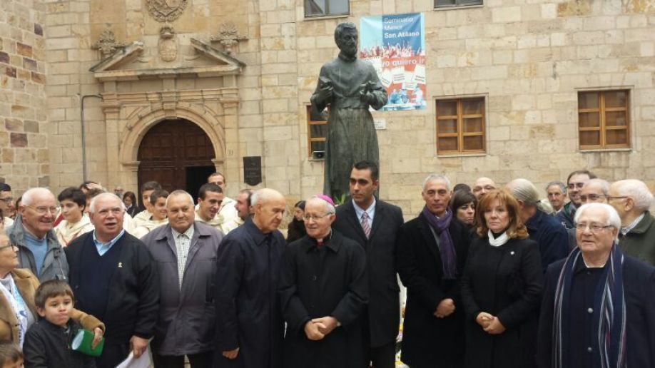 El obispo posa junto a algunos de los asistentes a la ofrenda floral a San Alfonso