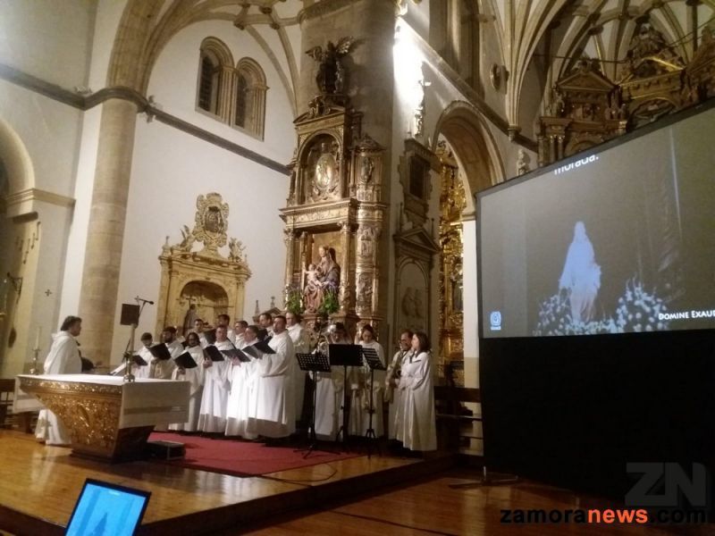 Música y oración recrean los 30 años de Jesús Luz y Vida