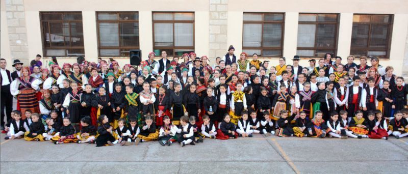 El Grupo de Coros y Danzas Doña Urraca cierra su curso con una multitudinaria actuación de su gran cantera de "Urraquines"