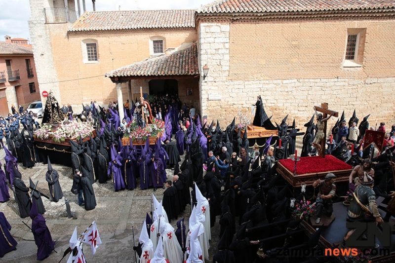 Los pasos de la procesión de Jesús de Nazareno y Ánimas de la Campanilla rinden sentido homenaje a las madres Clarisas