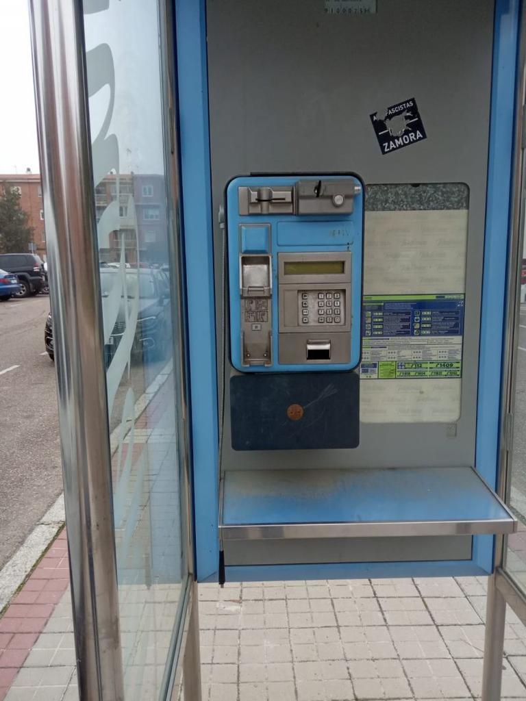 La cabina telefónica que resiste en Zamora sin teléfono