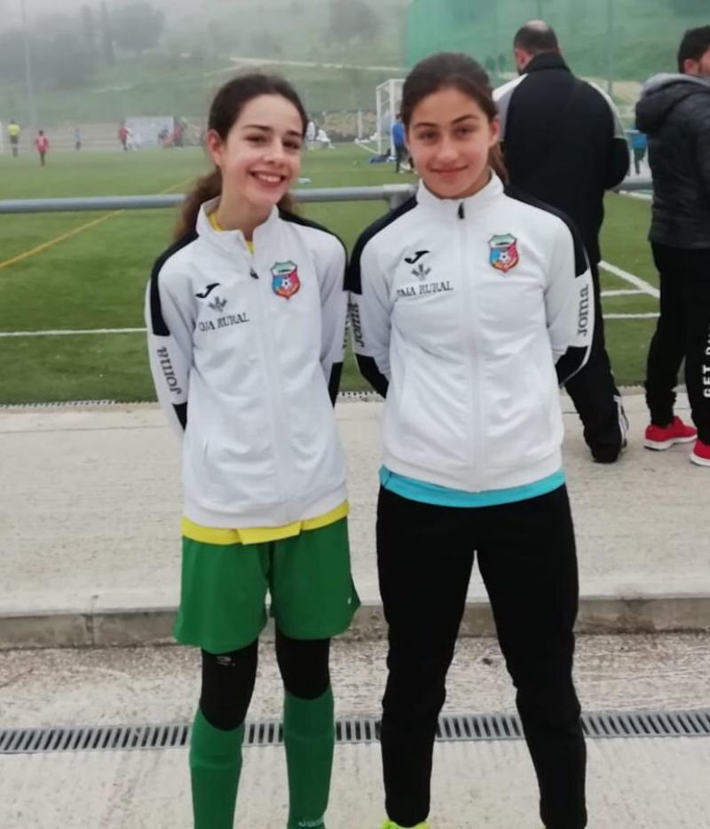 Victoria López y María Alonso en los campos de fútbol de Valorio. Imagen Amigos del Duero