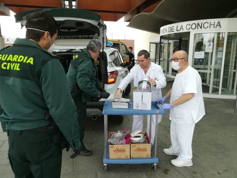 Donación de mascarillas al hospital | Foto cedida a Zamora News