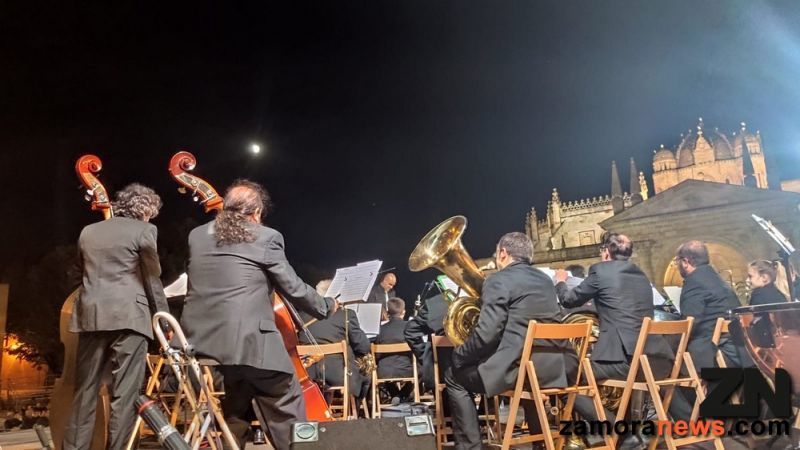 La Banda querida banda zamorana Nacor Blanco tuvo a la luna como acompañante en la segunda jornada del Festival de Bandas Internacional Hispanoluso