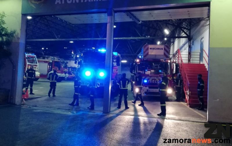 Los Bomberos agradecen con sus camiones y rotativos el trabajo de los profesionales frente al coronavirus