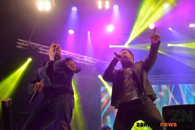 Los gaditanos Andy y Lucas hicieron disfrutar a miles de fans en la fría noche de luna semi llena en Monfarracinos
