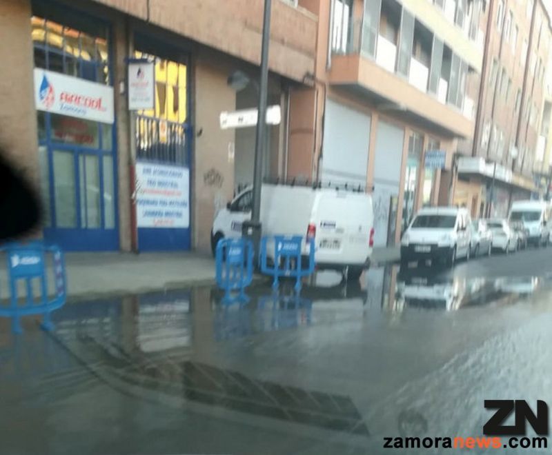 Un reventón en una tubería de un edificio en la Ronda de la Feria obliga a cortar el tráfico y a regular el tránsito en la zona