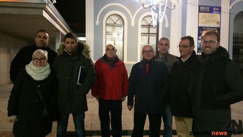 Miembros de la plataforma cívica después de reunirse con el Ayuntamiento