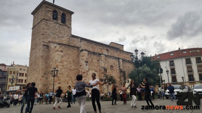El próximo sábado más y si se puede mejor baile en la Plza Mayor con la AE Bajo Duero