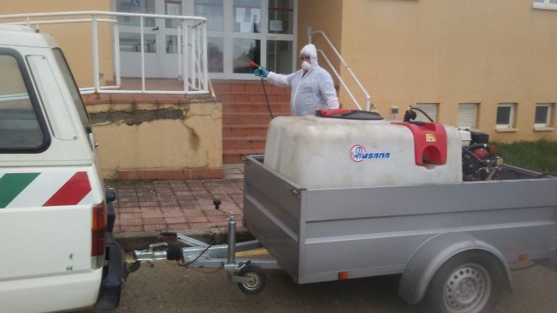 Los voluntarios de la Diputación de Zamora desinfectan Alcañices