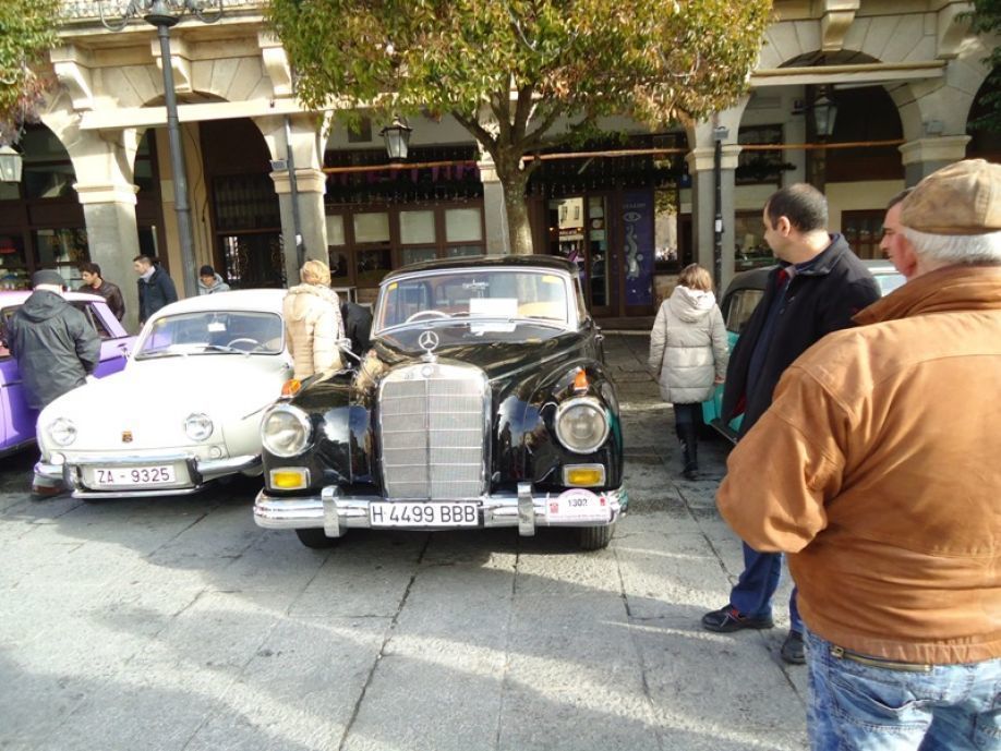 Un Mercedes Adenauer y un Renault Ondine, dos de los coches más antiguos del evento.