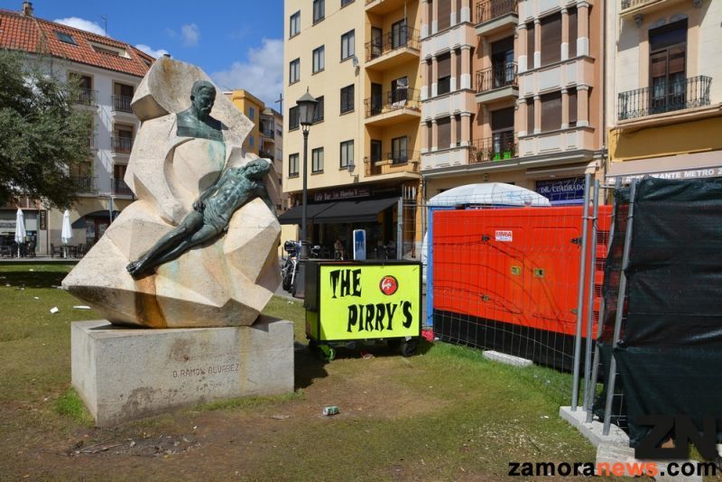 Alguien se olvidó el carro en la Plaza Mayor, y no fue Manolo Escobar