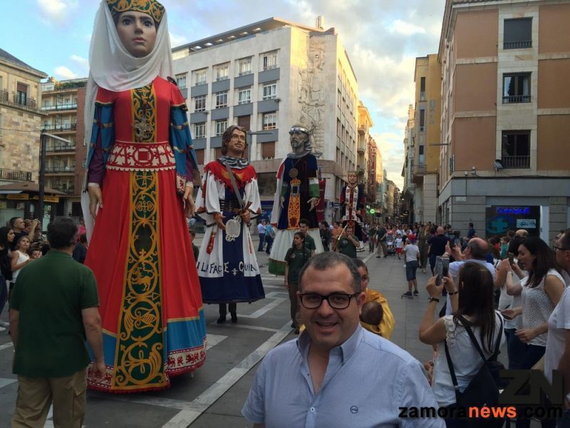 Este viernes empuja a los Gigantes y cabezudos de Capitonis Durii en la subida de la cuesta de Balborraz y hagámoslo una tradición