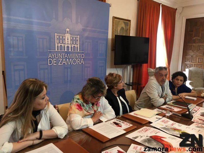 Este fin de semana acércate a Balborraz, lleva tus zapatos y píntalos de rojo