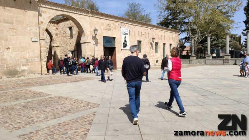 Mañana de compras y visitantes que despiden la Bien Cercada