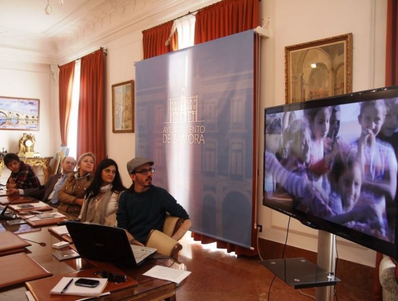 El mago Paco González junto a otros asistentes a la presentación del documental.