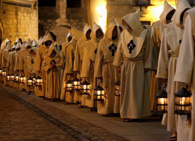 Un momento de la procesión, en la noche del Viernes de Dolores. (Foto: Alberto García Soto)