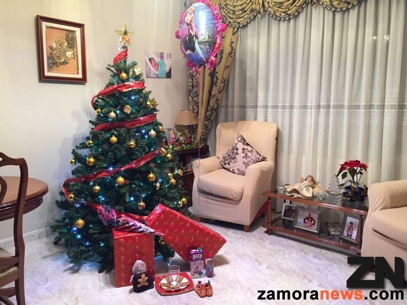 Navidad día de ilusión y de buscar bajo el árbol tras el paso de Papá Noel