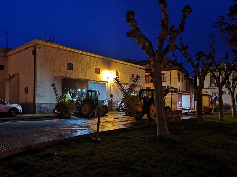 Varios voluntarios recorren Toro con sus tractores para limpiar el municipio