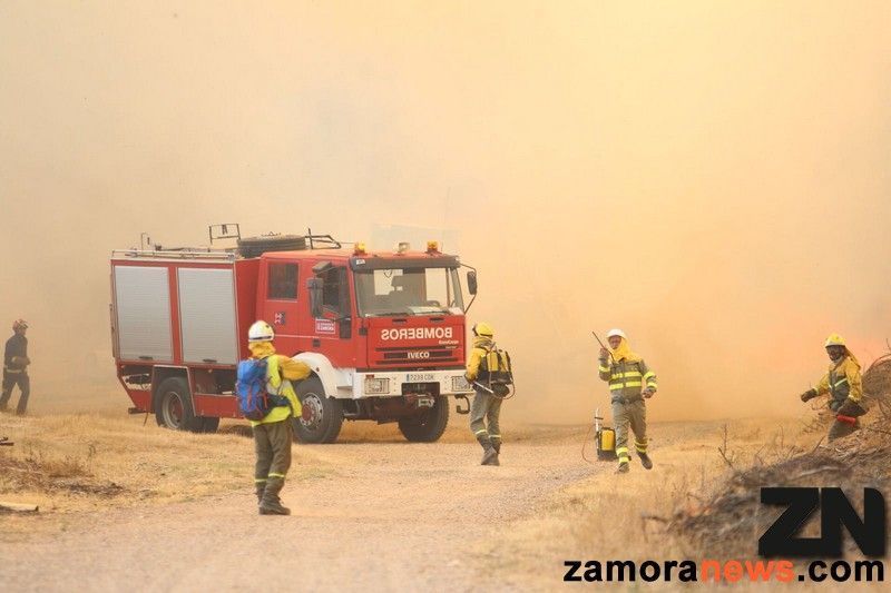 Los servicios de extinción sofocaron ayer dos incendios intencionados en San Cristobal de Entreviñas
