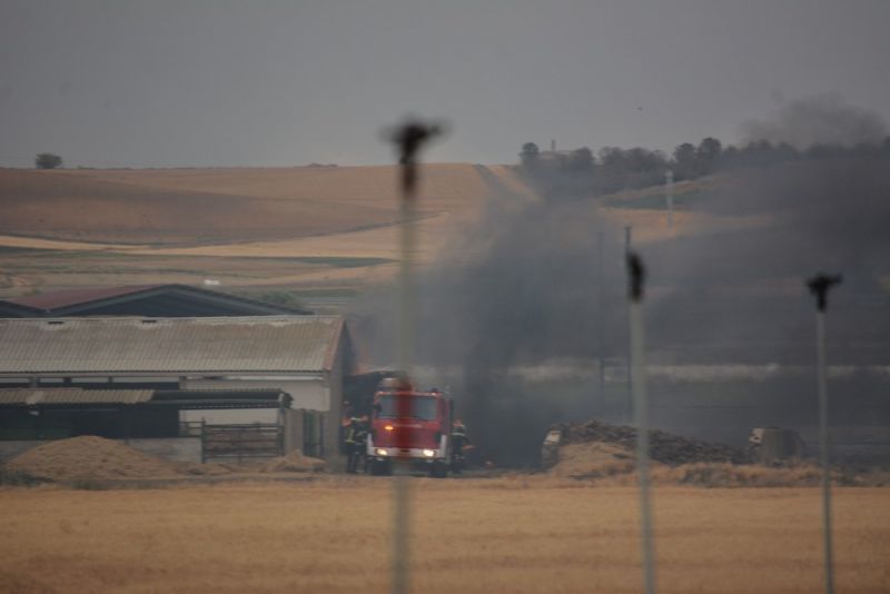 Se reaviva a causa del viento el incendio iniciado ayer tarde en el término municipal del Coreses