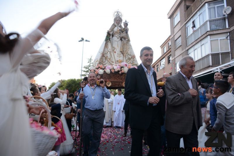 Centenares de personas acompañan a la Patrona de los lazarinos en su día grande, la Virgen del Yermo procesiona por las calles de su barrio