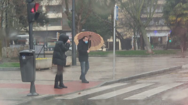 Día de lluvia cajón vacío, terrazas sin clientes y mercadillo suspendido