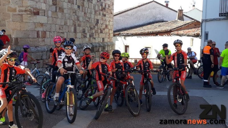Éxito de participación y organización en la primera marcha cicloturista de la Hiniesta