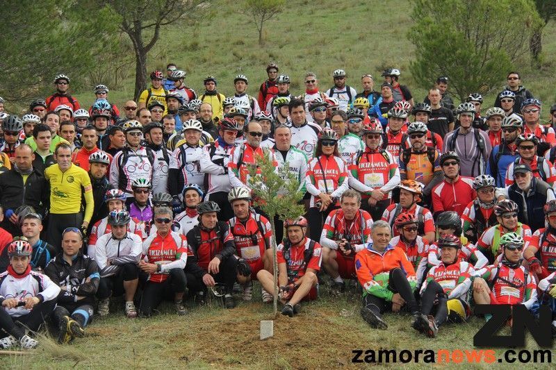 Los ciclistas homenajean a Paco Moralvi