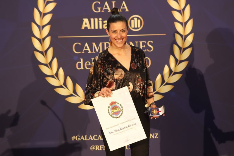 Sara García recibe la medalla de bronce al mérito motociclista por parte de la Federación Española de Motociclismo