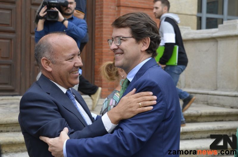 El presidente de la Junta de Castilla y León muestra su compromiso hacia la transformación tecnológica y la accesibilidad de Internet