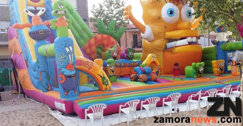 Hinchables instalados en el parque de la Encomienda de San José Obrero con motivo de las fiestas.